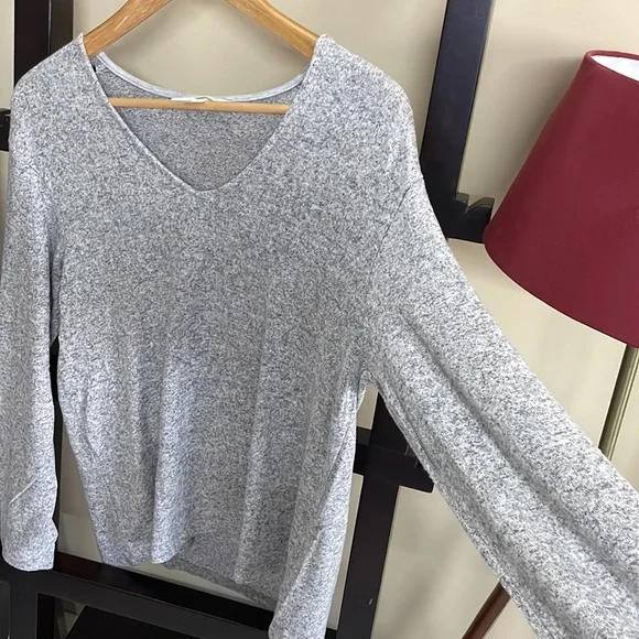H&M grey soft knit oversized, V neck top.Size S but can fit XL - Picture 4 of 7